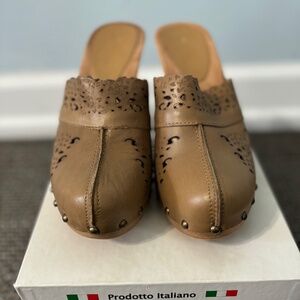 Vintage High-Heeled Leather Clogs with Intricate Cut-Out Design - Size 10